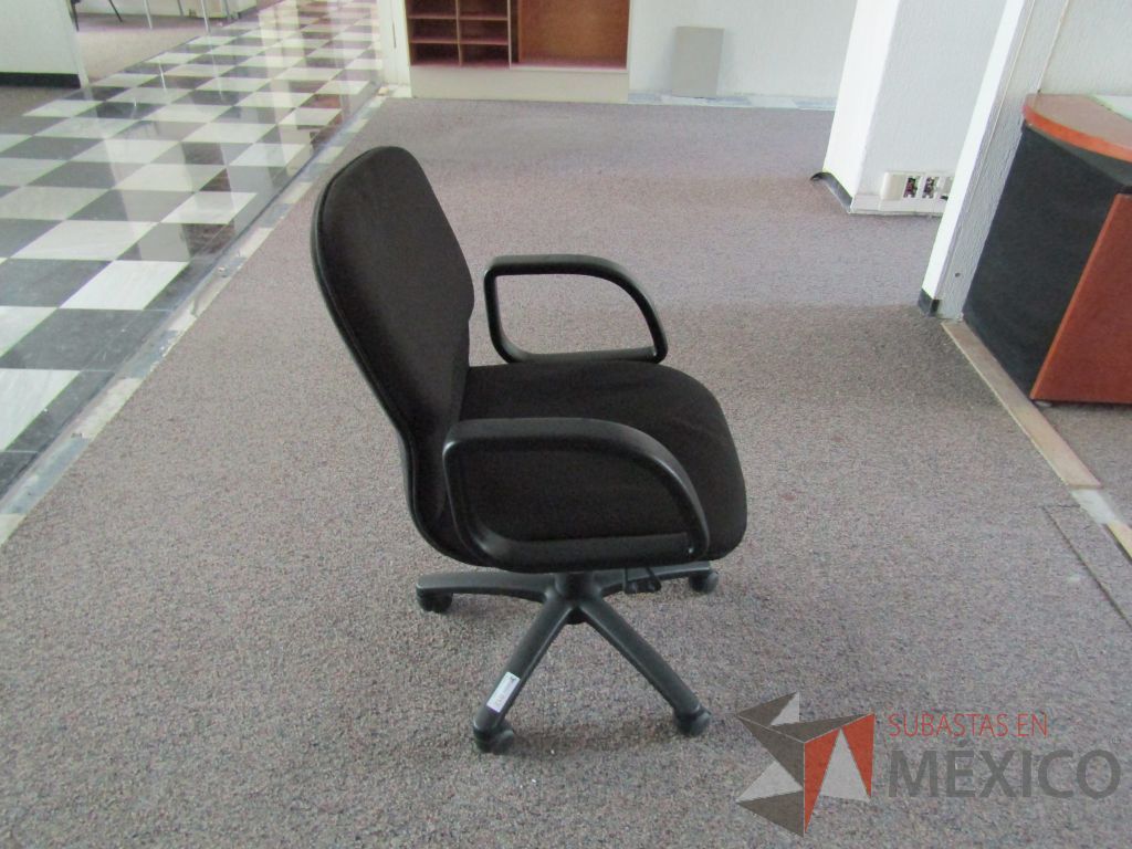 Lote 037 - 6 Sillas operativas con ruedas,descansabrazos fijo,asiento y respaldo en tela color negro. - Imagen 5