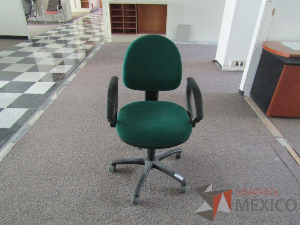 Lote 038 - 3 Sillas secretariales con ruedas,descansabrazos fijo,asiento y respaldo en tela color verde. - Imagen 2