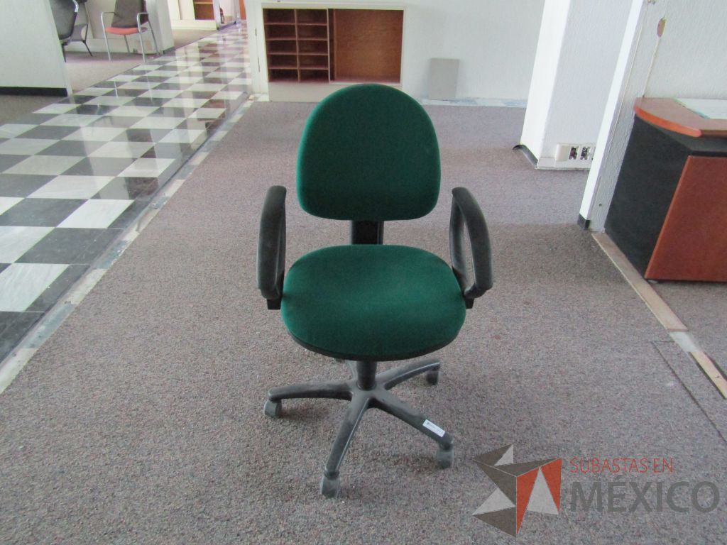 Lote 038 - 3 Sillas secretariales con ruedas,descansabrazos fijo,asiento y respaldo en tela color verde.