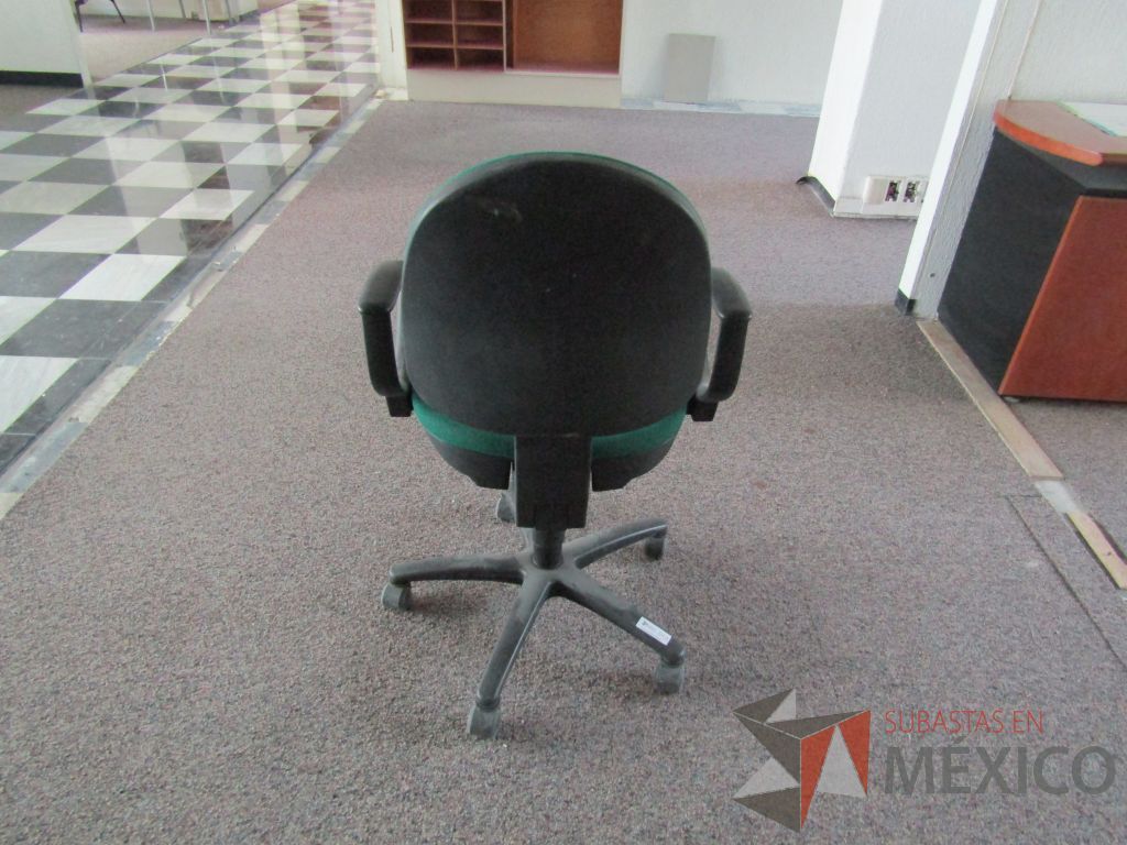 Lote 038 - 3 Sillas secretariales con ruedas,descansabrazos fijo,asiento y respaldo en tela color verde. - Imagen 5