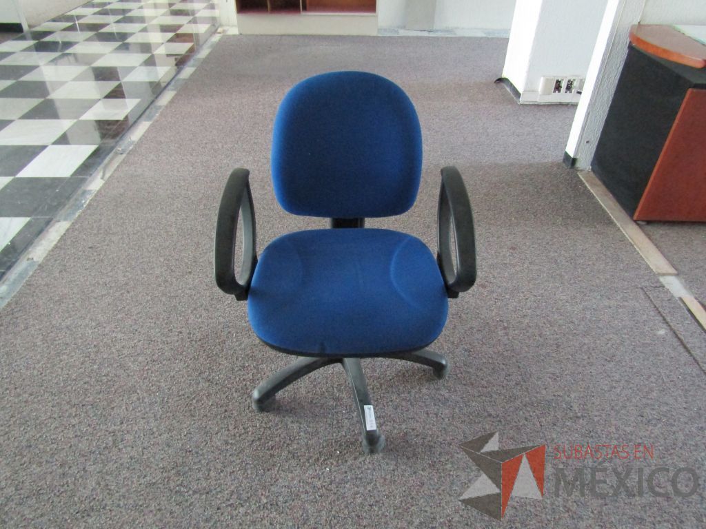 Lote 039 - 2 Sillas secretariales con ruedas,descansabrazos fijo,asiento y respaldo en tela color azul. - Imagen 2