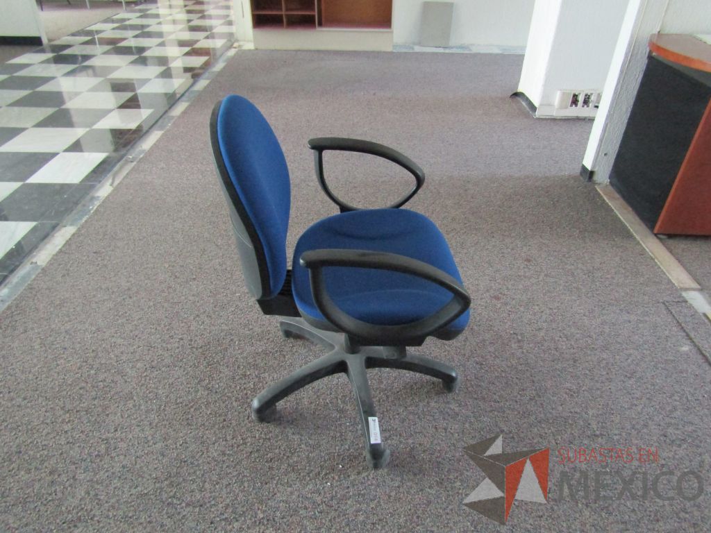 Lote 039 - 2 Sillas secretariales con ruedas,descansabrazos fijo,asiento y respaldo en tela color azul. - Imagen 3