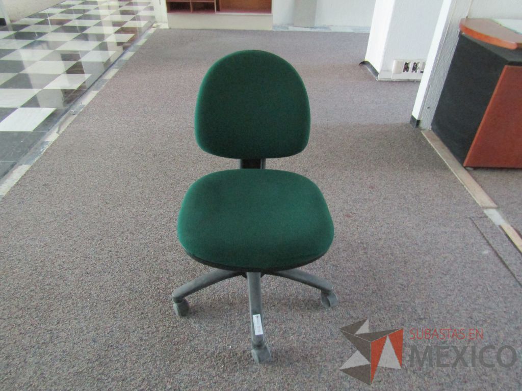 Lote 040 - 2 Sillas secretariales con ruedas,asiento y respaldo en tela color verde.