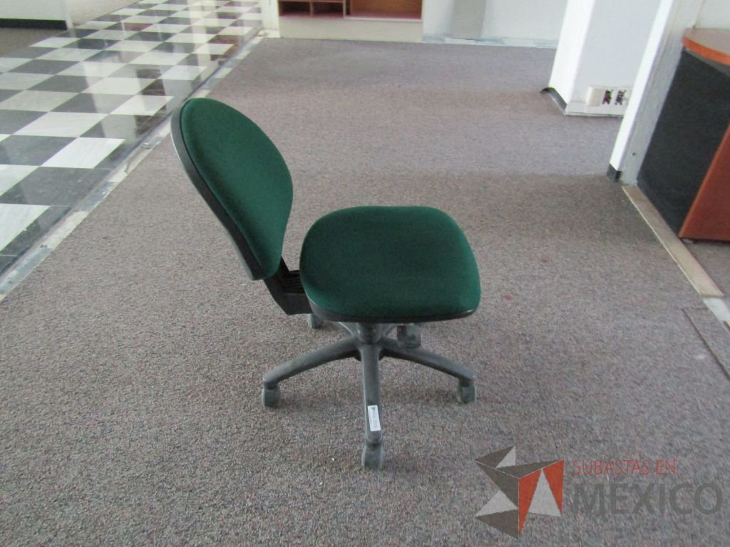 Lote 040 - 2 Sillas secretariales con ruedas,asiento y respaldo en tela color verde. - Imagen 4