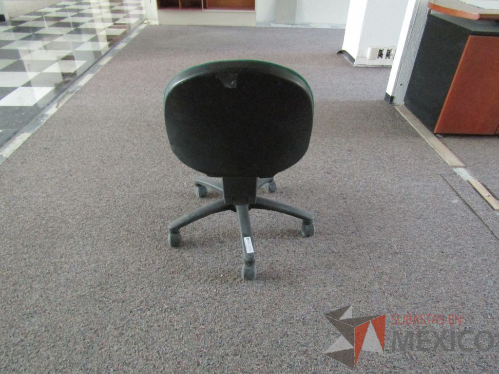 Lote 040 - 2 Sillas secretariales con ruedas,asiento y respaldo en tela color verde. - Imagen 5