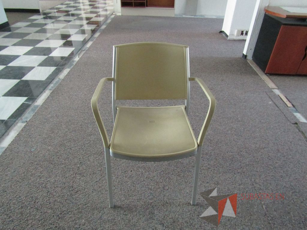 Lote 041 - Silla de visita con 4 patas,respaldo y asiento en plastico color beige. - Imagen 2