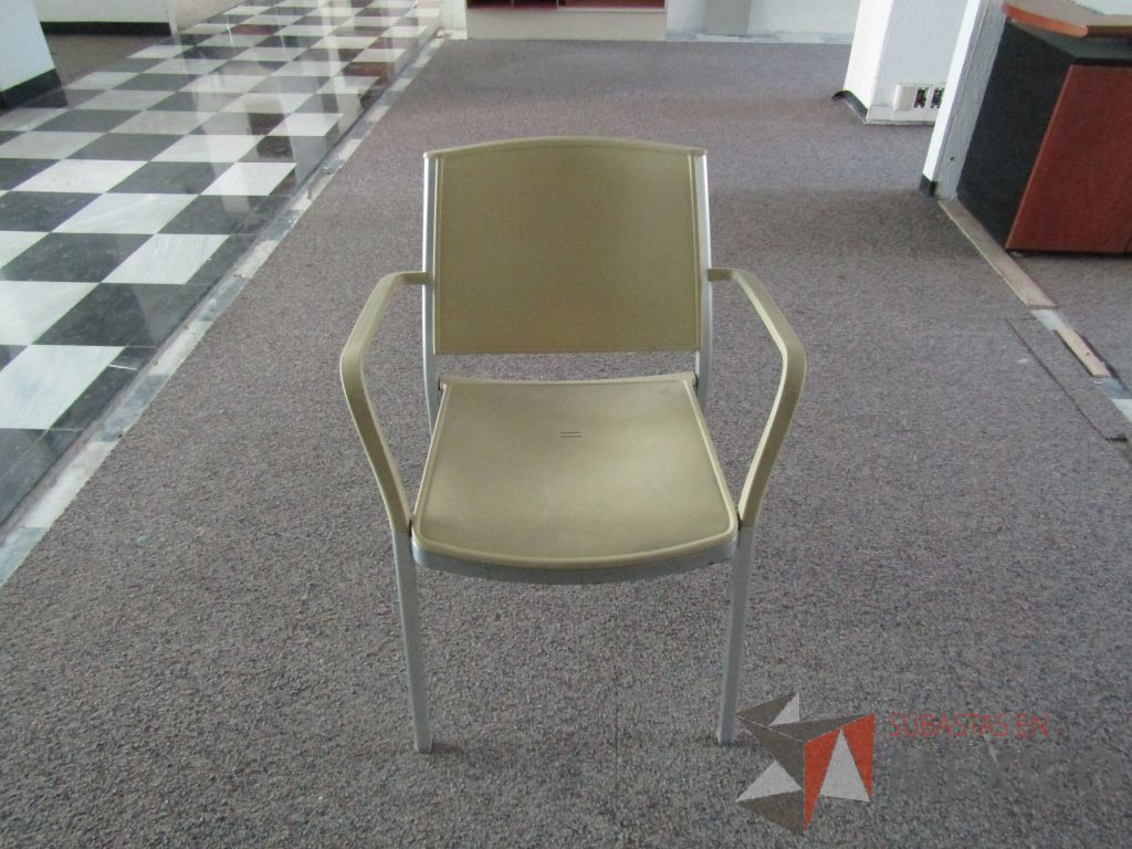 Lote 041 - Silla de visita con 4 patas,respaldo y asiento en plastico color beige.
