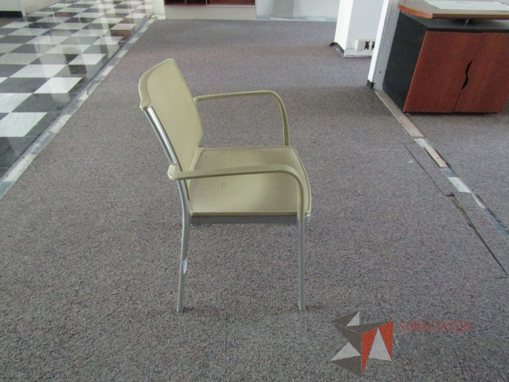 Lote 041 - Silla de visita con 4 patas,respaldo y asiento en plastico color beige. - Imagen 3