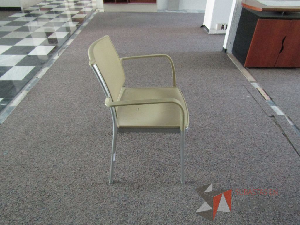 Lote 041 - Silla de visita con 4 patas,respaldo y asiento en plastico color beige. - Imagen 4