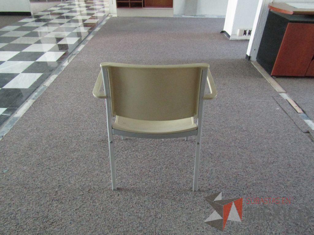 Lote 041 - Silla de visita con 4 patas,respaldo y asiento en plastico color beige. - Imagen 5