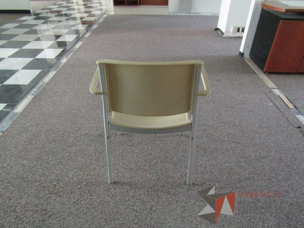 Lote 041 - Silla de visita con 4 patas,respaldo y asiento en plastico color beige. - Imagen 6