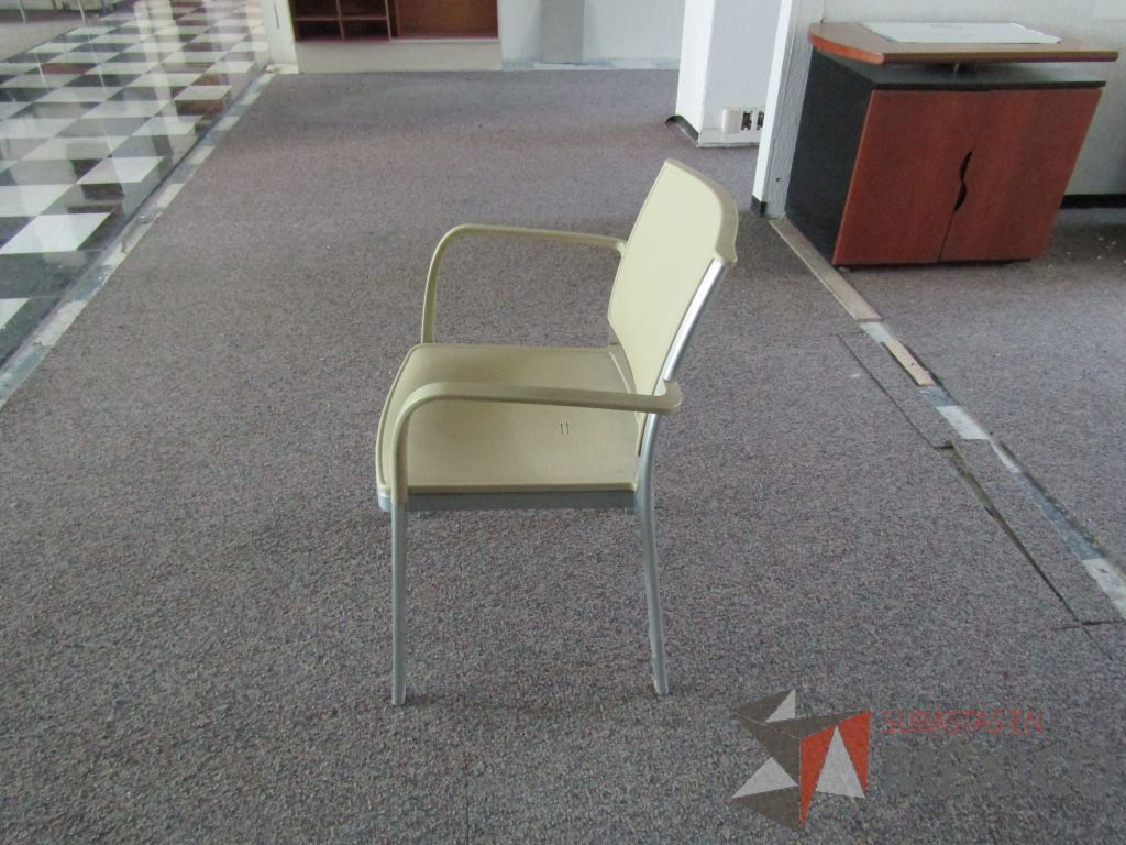 Lote 041 - Silla de visita con 4 patas,respaldo y asiento en plastico color beige. - Imagen 8