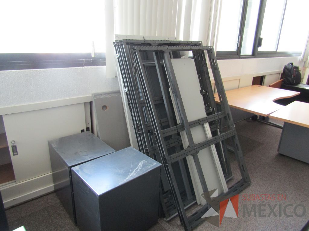 Lote 060 - 3 Estaciones de trabajo, 1 Escritorio en escuadra y 3 Escritorios rectangulares - Imagen 13