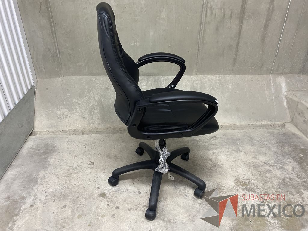 Lote 084 - 2 Sillas operativas con ruedas, asiento y respaldo tipo piel color negro - Imagen 4
