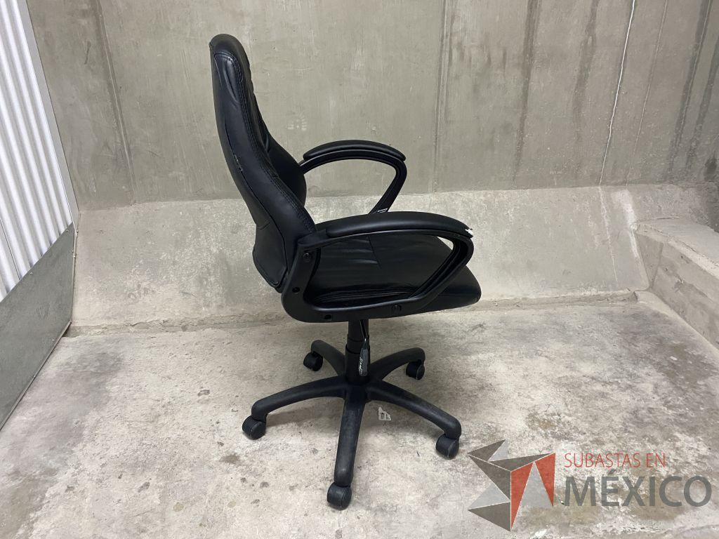 Lote 084 - 2 Sillas operativas con ruedas, asiento y respaldo tipo piel color negro - Imagen 5