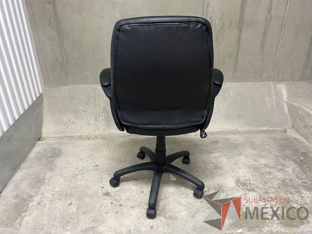 Lote 084 - 2 Sillas operativas con ruedas, asiento y respaldo tipo piel color negro - Imagen 6