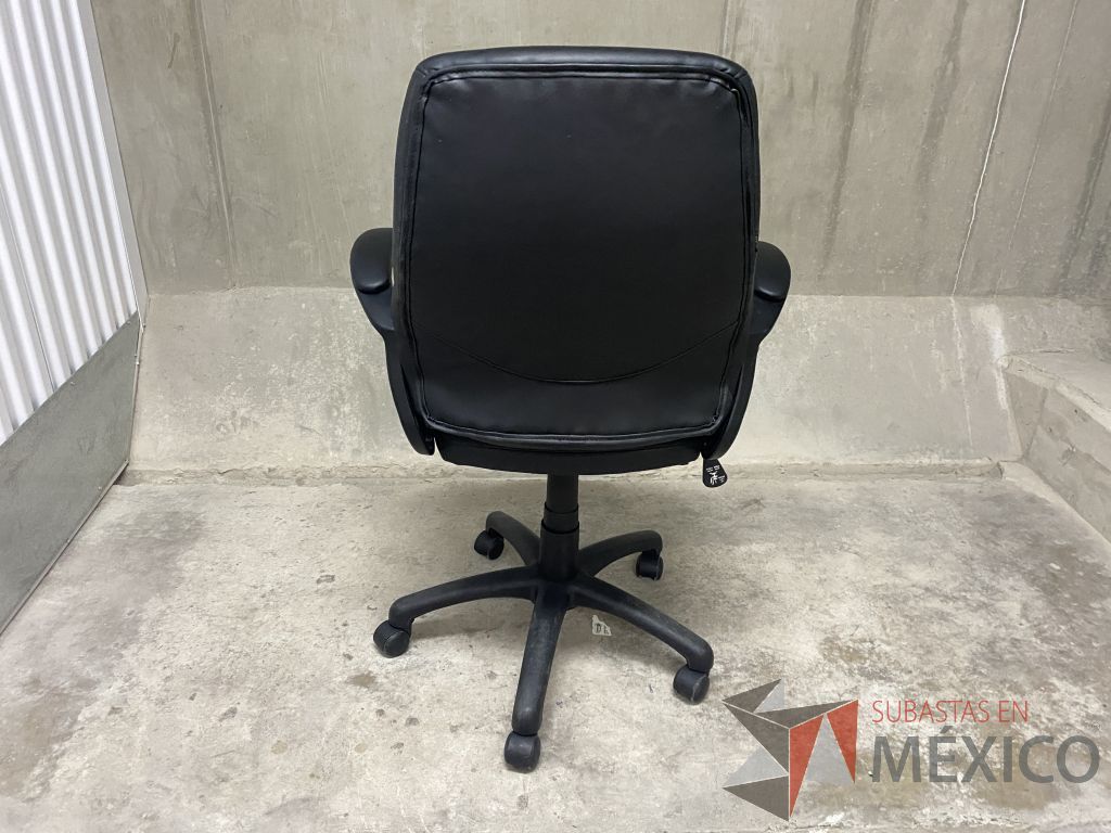 Lote 084 - 2 Sillas operativas con ruedas, asiento y respaldo tipo piel color negro - Imagen 7