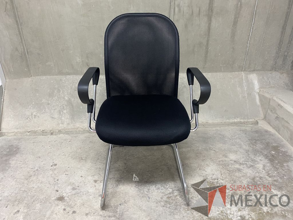 Lote 085 - 2 Silla de visita tipo trineo con asiento en tela color negro