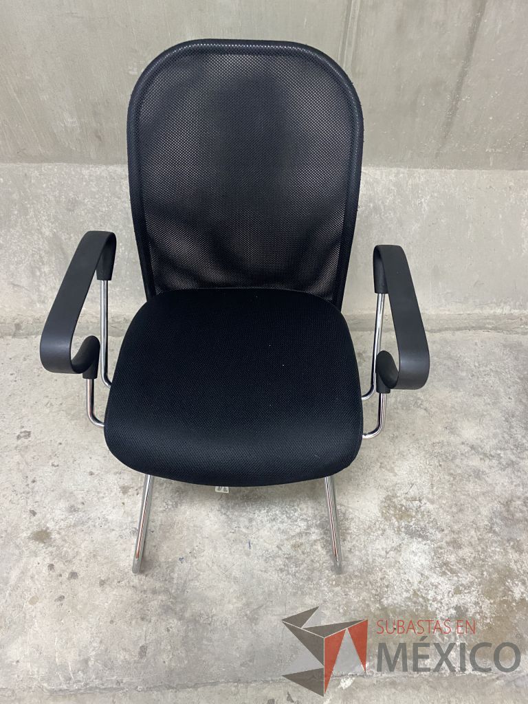 Lote 085 - 2 Silla de visita tipo trineo con asiento en tela color negro - Imagen 3