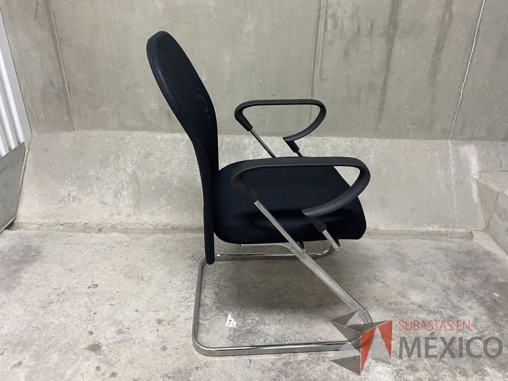 Lote 085 - 2 Silla de visita tipo trineo con asiento en tela color negro - Imagen 4