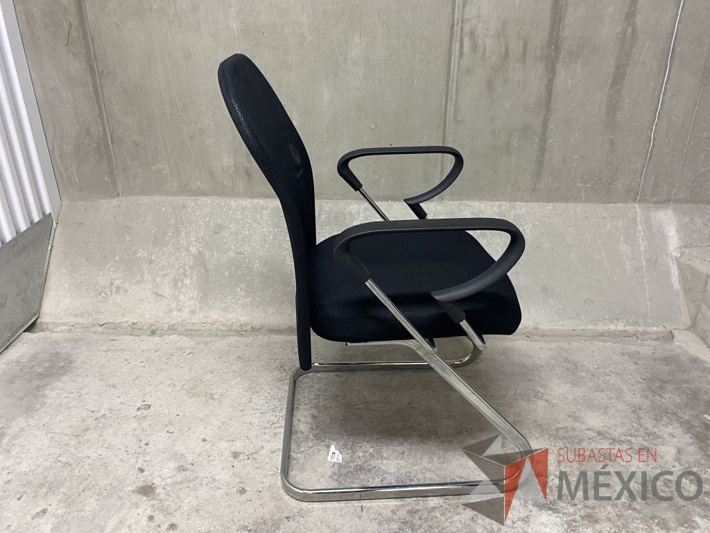 Lote 085 - 2 Silla de visita tipo trineo con asiento en tela color negro - Imagen 5