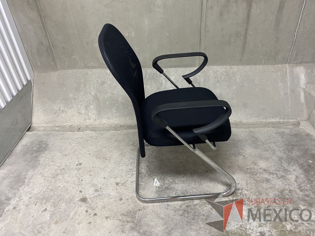 Lote 085 - 2 Silla de visita tipo trineo con asiento en tela color negro - Imagen 6