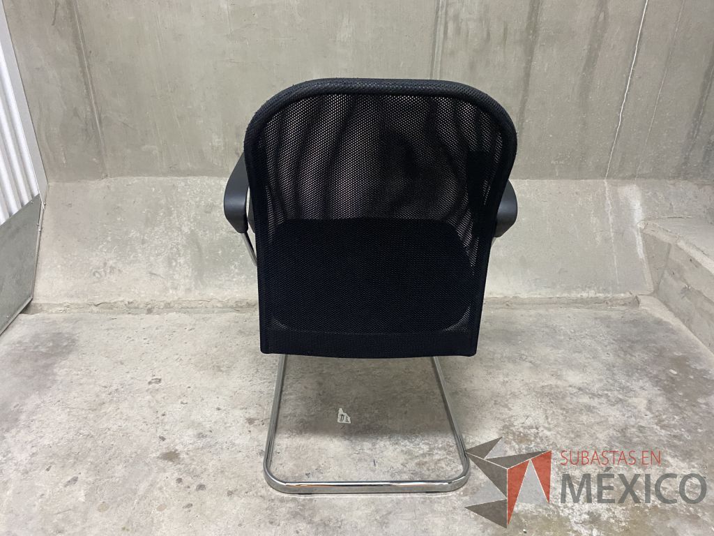 Lote 085 - 2 Silla de visita tipo trineo con asiento en tela color negro - Imagen 7