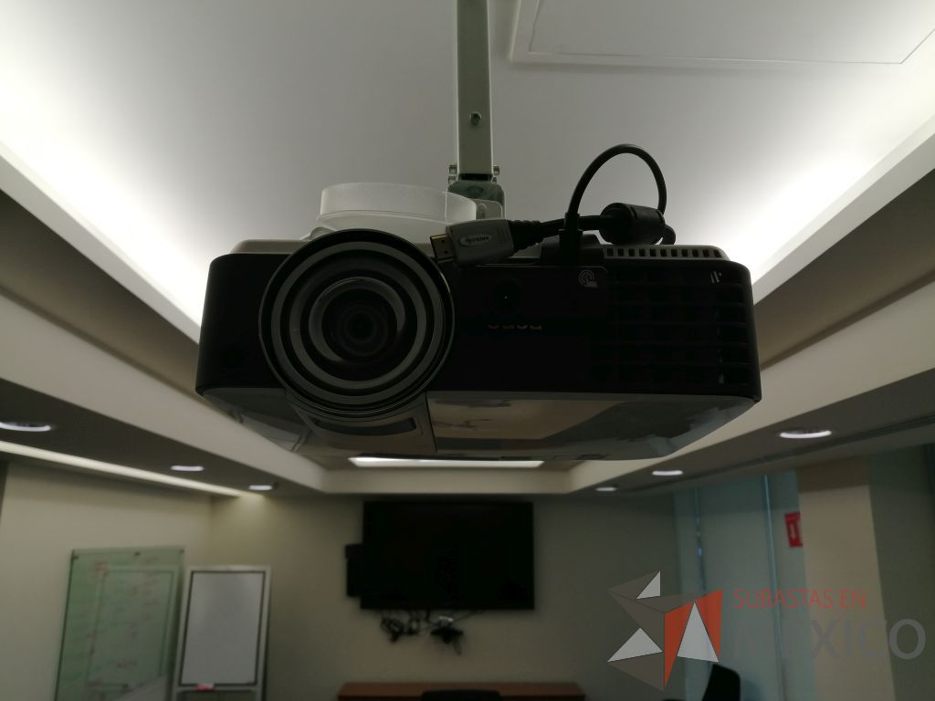 Lote 029 - Proyector. S/N:PDH5F03541000 Y Camara de video, Marca: BENQ., incluye soporte - Imagen 3