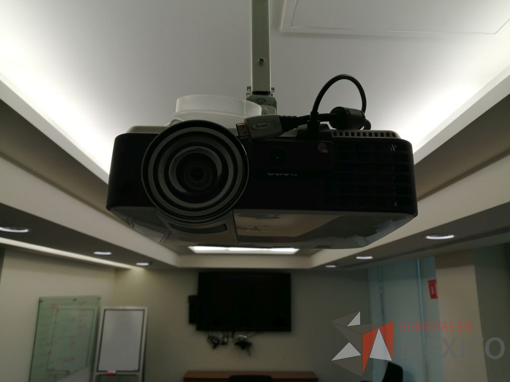 Lote 029 - Proyector. S/N:PDH5F03541000 Y Camara de video, Marca: BENQ., incluye soporte - Imagen 4