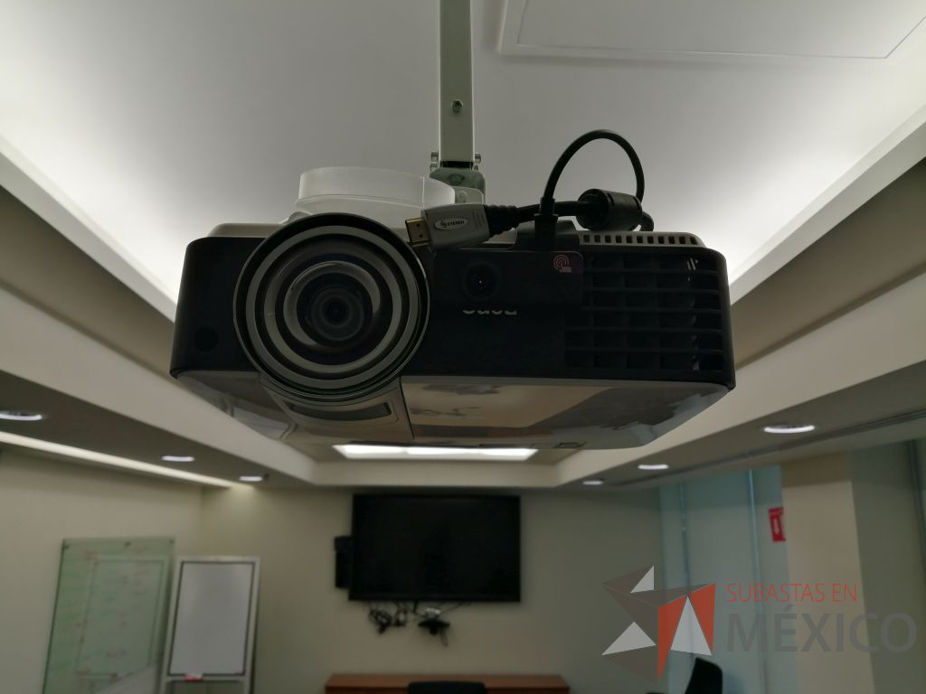 Lote 029 - Proyector. S/N:PDH5F03541000 Y Camara de video, Marca: BENQ., incluye soporte - Imagen 5