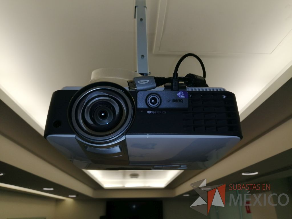 Lote 029 - Proyector. S/N:PDH5F03541000 Y Camara de video, Marca: BENQ., incluye soporte