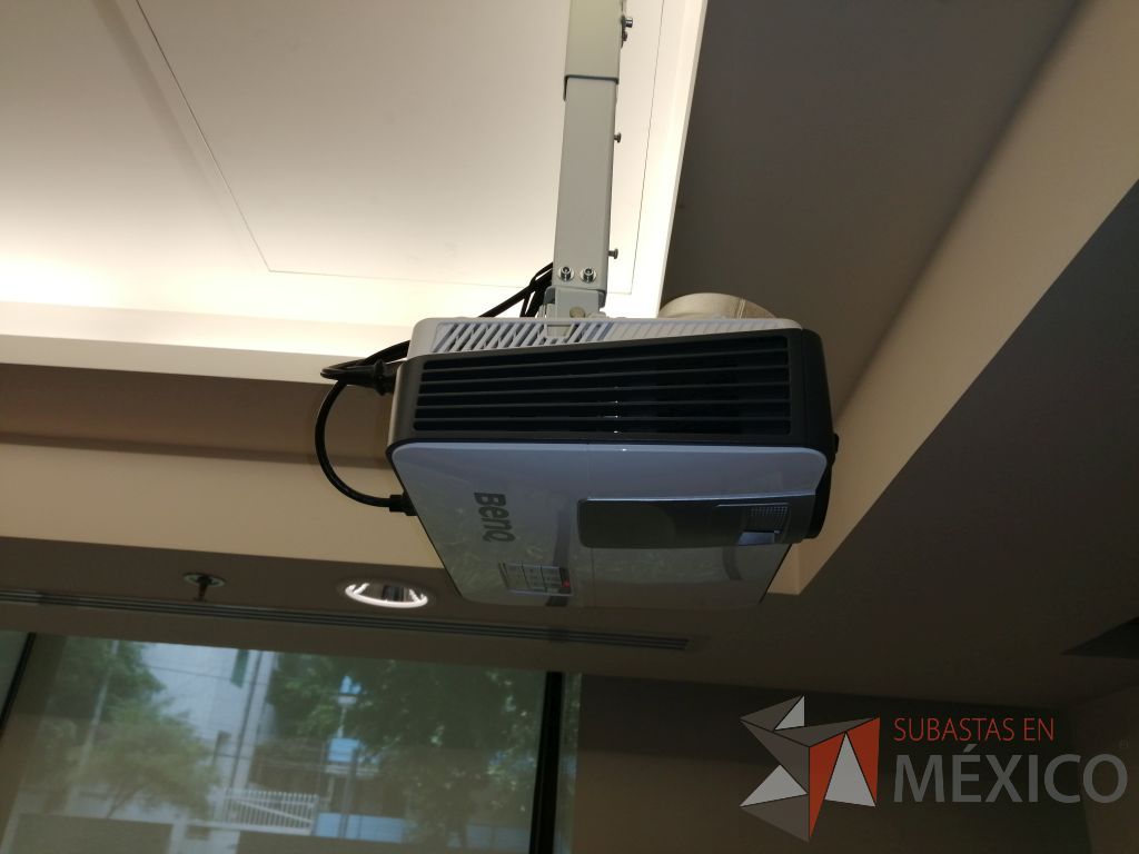 Lote 029 - Proyector. S/N:PDH5F03541000 Y Camara de video, Marca: BENQ., incluye soporte - Imagen 11