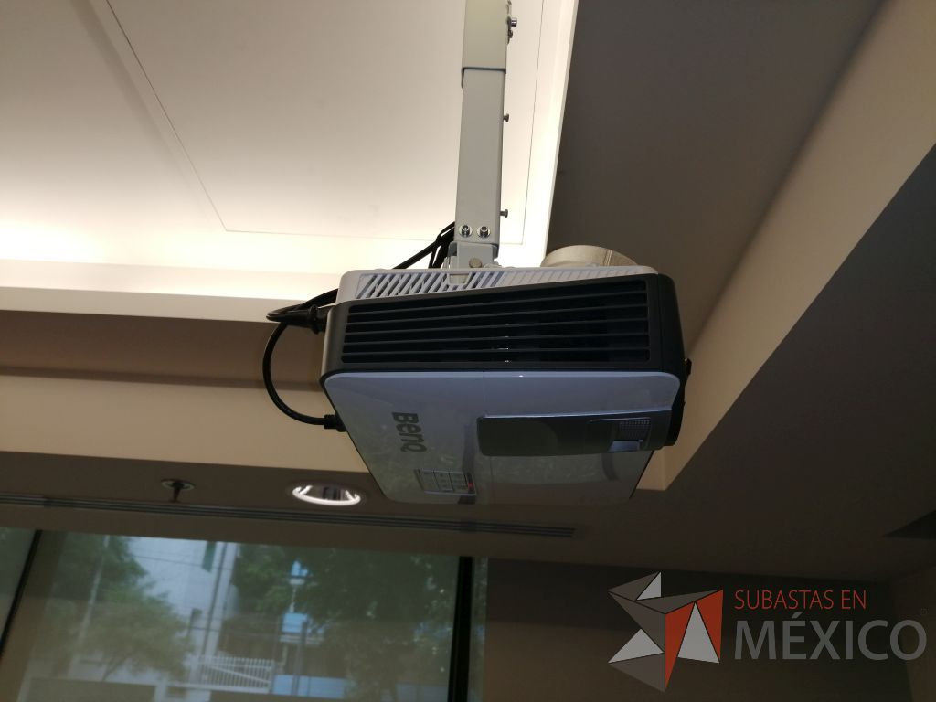 Lote 029 - Proyector. S/N:PDH5F03541000 Y Camara de video, Marca: BENQ., incluye soporte - Imagen 12