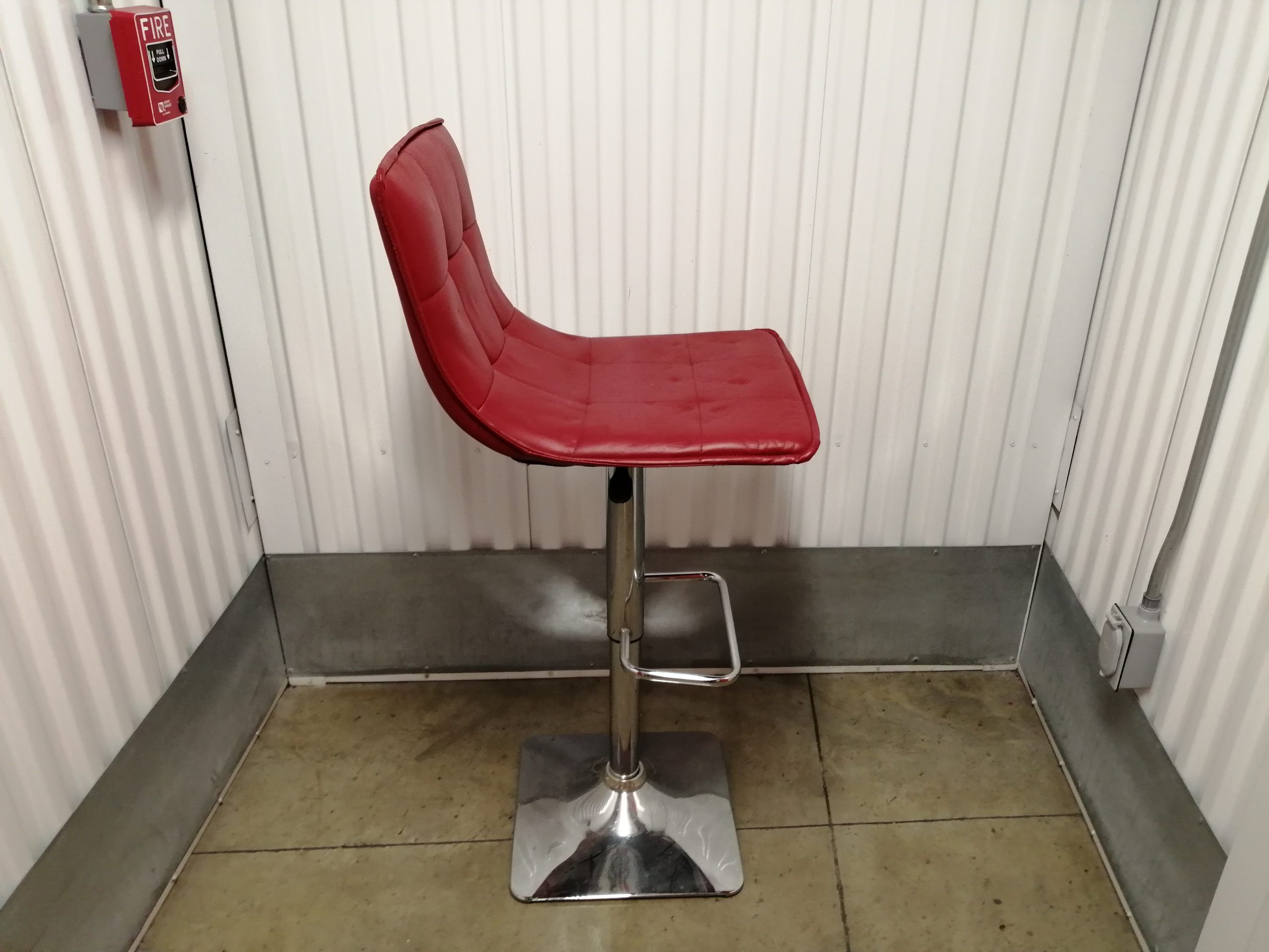 Lote 072 - Banco alto con base de metal con asiento y respaldo tipo piel color rojo. - Imagen 5