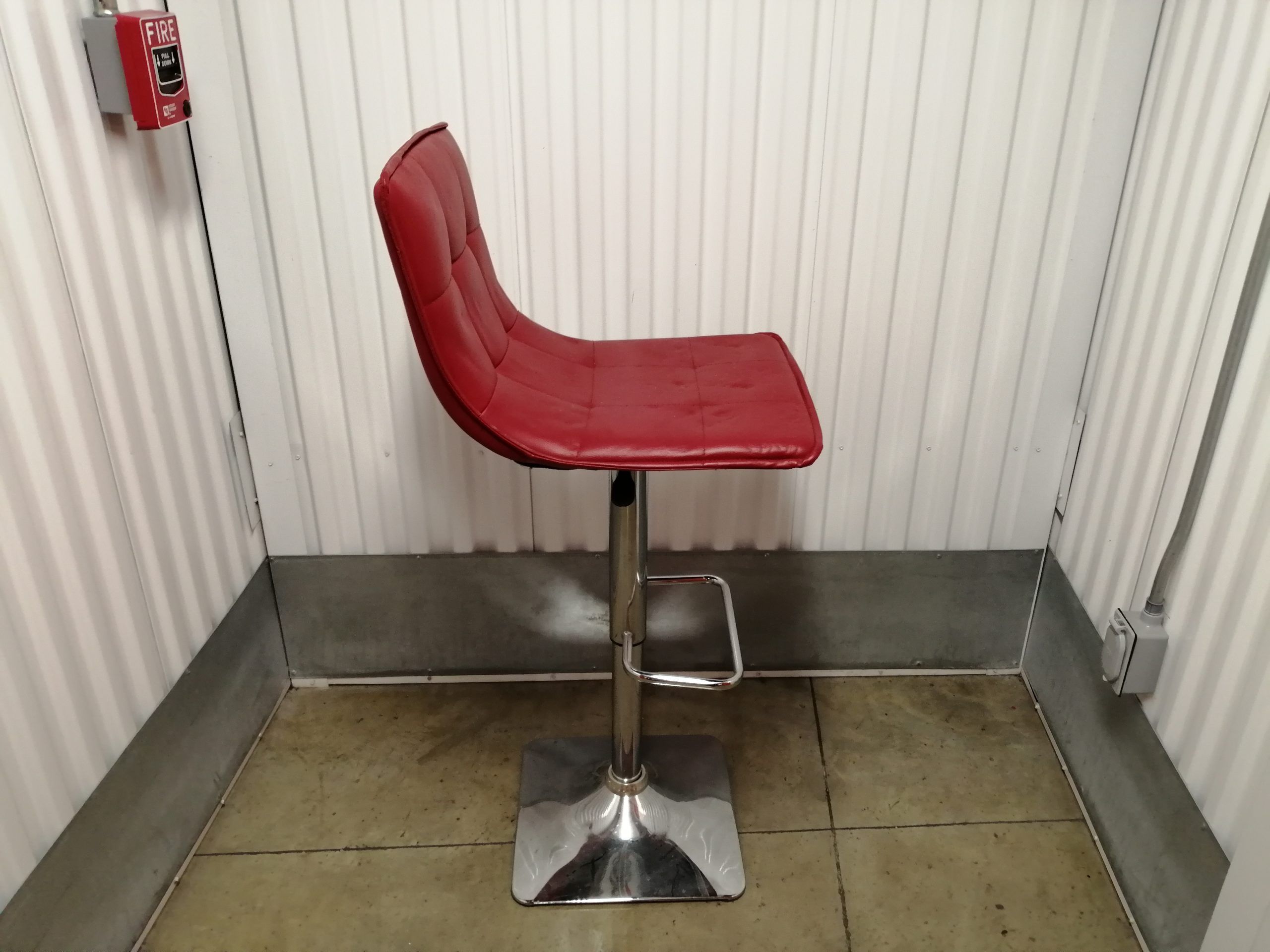 Lote 072 - Banco alto con base de metal con asiento y respaldo tipo piel color rojo. - Imagen 4