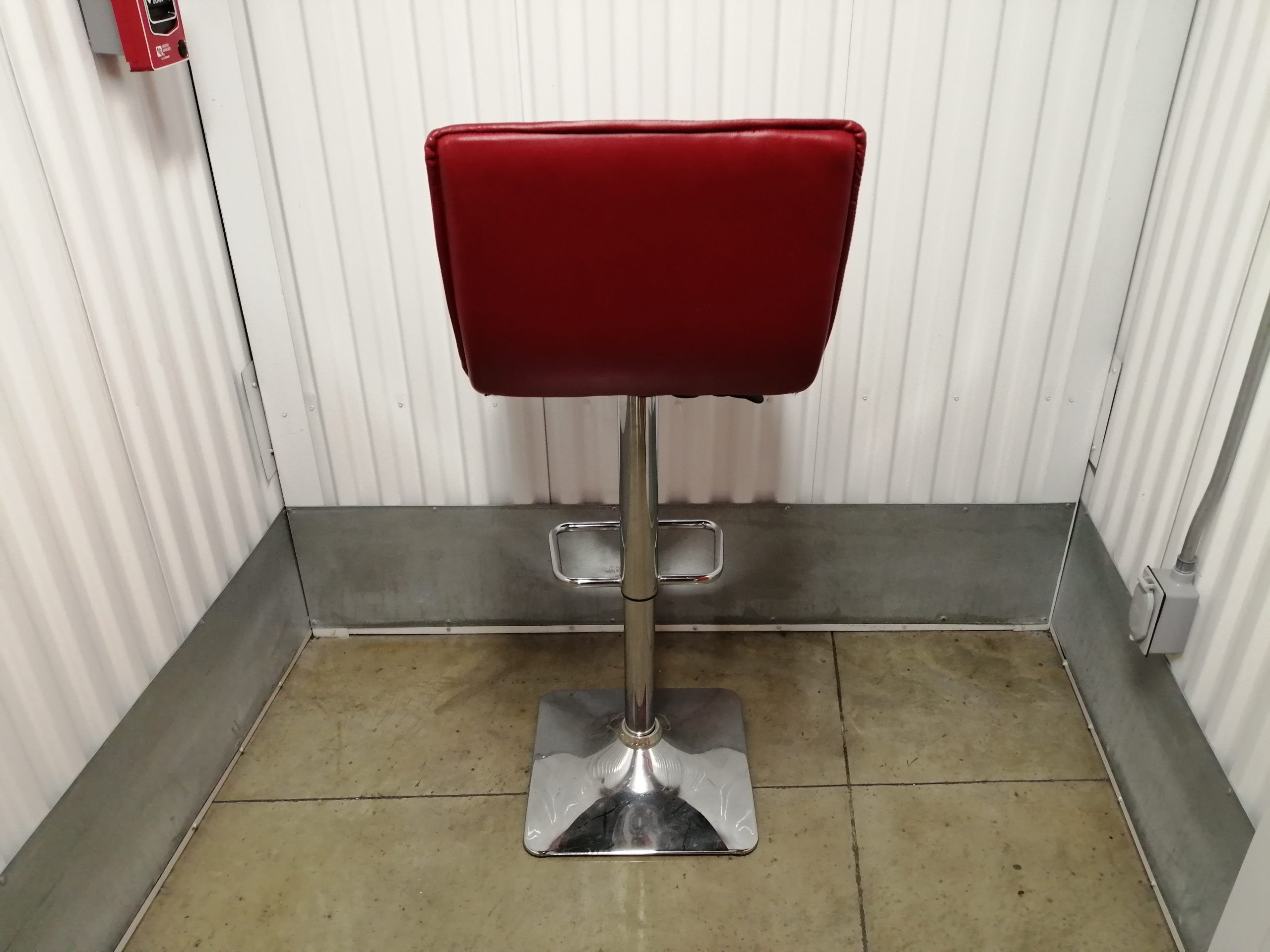Lote 072 - Banco alto con base de metal con asiento y respaldo tipo piel color rojo. - Imagen 8