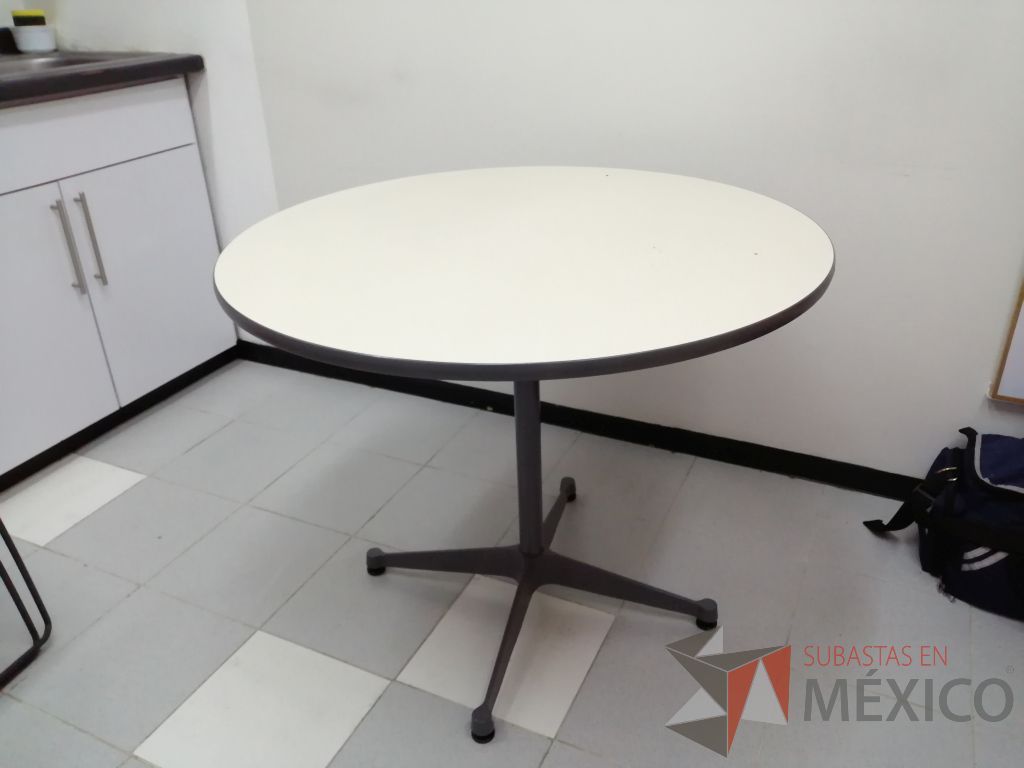 Lote 011 - Mesa circular con estructura metálica color gris y cubierta blanca - Imagen 2