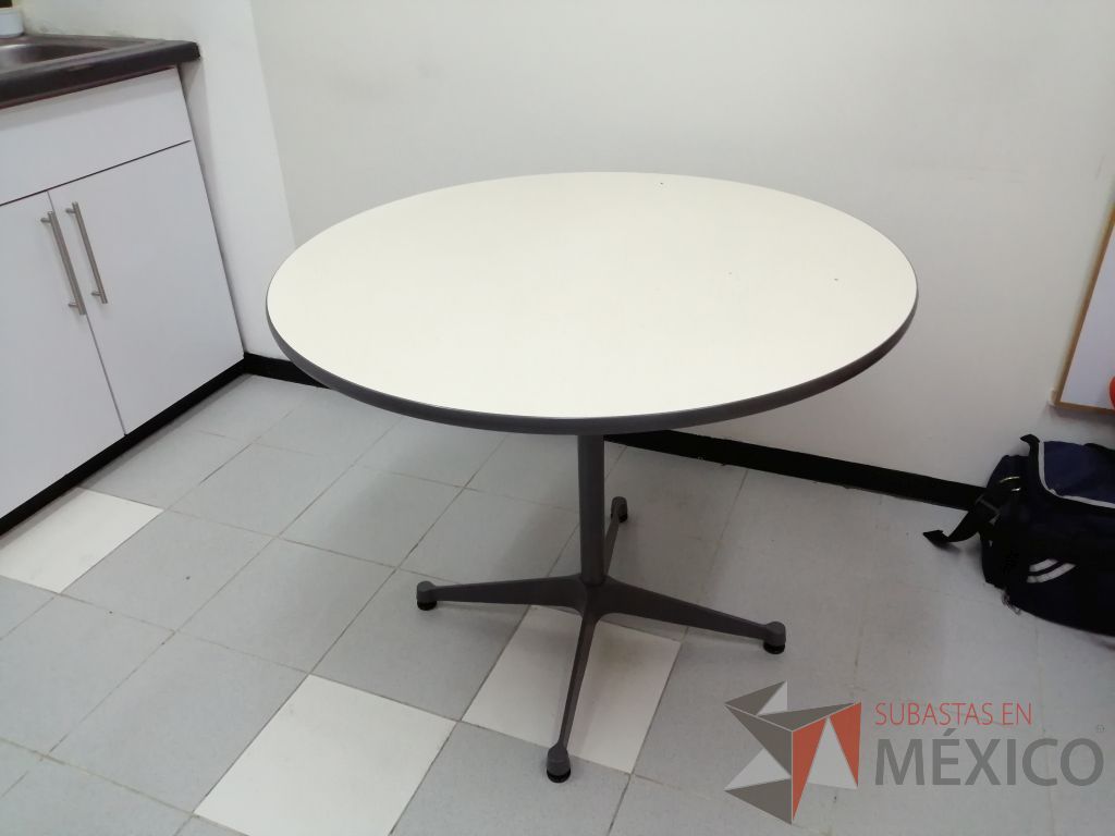 Lote 011 - Mesa circular con estructura metálica color gris y cubierta blanca - Imagen 5