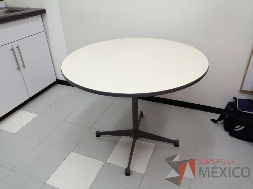 Lote 011 - Mesa circular con estructura metálica color gris y cubierta blanca - Imagen 6