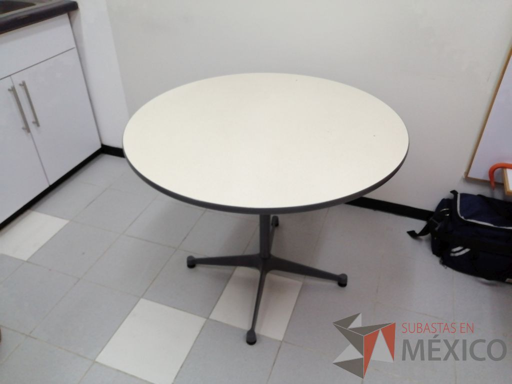 Lote 011 - Mesa circular con estructura metálica color gris y cubierta blanca - Imagen 9