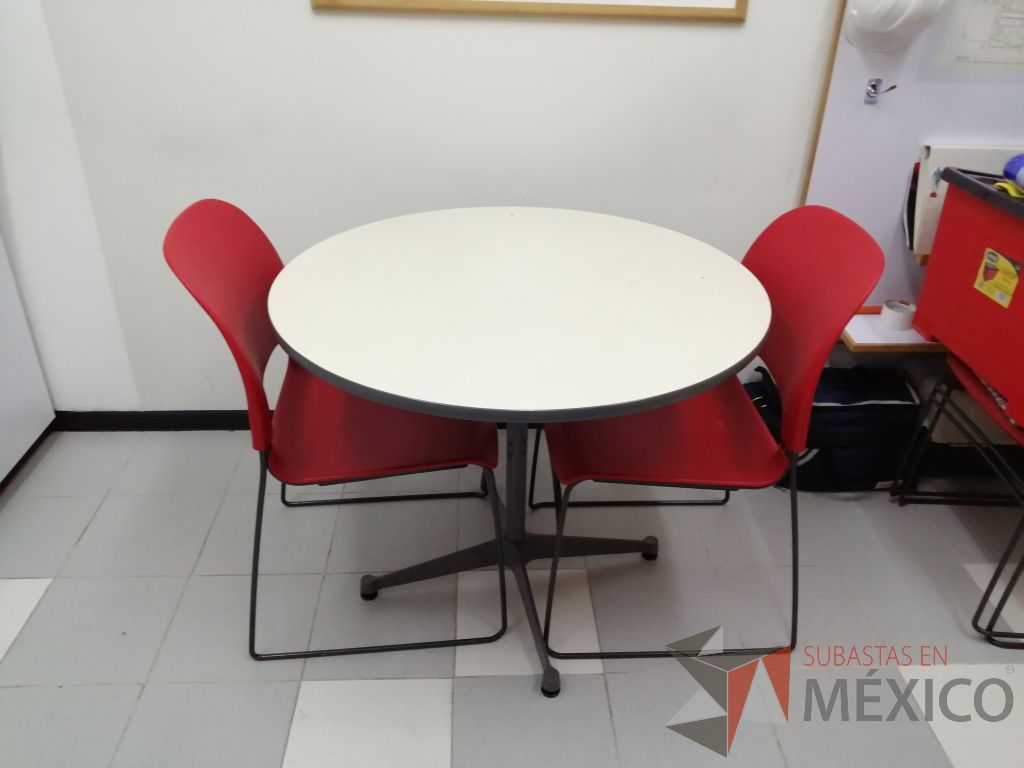Lote 011 - Mesa circular con estructura metálica color gris y cubierta blanca - Imagen 13