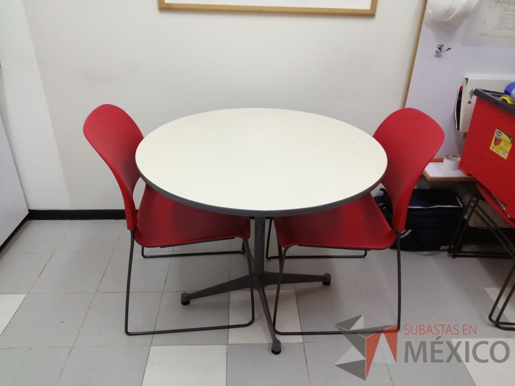 Lote 011 - Mesa circular con estructura metálica color gris y cubierta blanca - Imagen 14