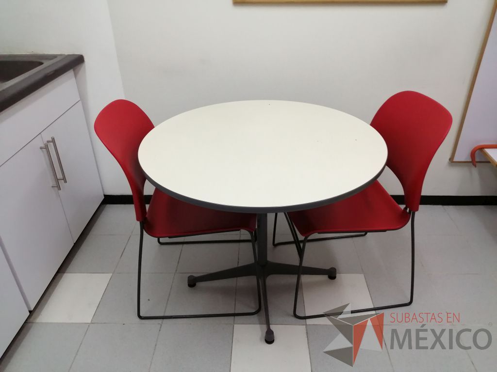 Lote 011 - Mesa circular con estructura metálica color gris y cubierta blanca