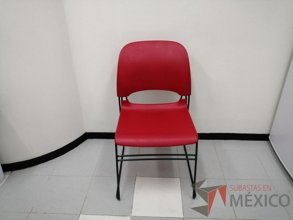 Lote 012 - 4 Sillas fijas con asiento y respaldo de liso color rojo