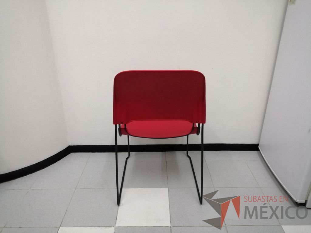 Lote 012 - 4 Sillas fijas con asiento y respaldo de liso color rojo - Imagen 14