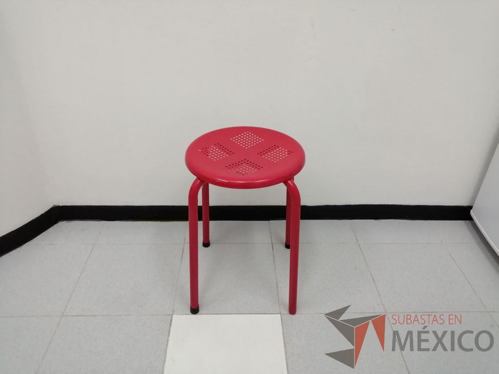 Lote 059 - Banco metálico color rojo - Imagen 6