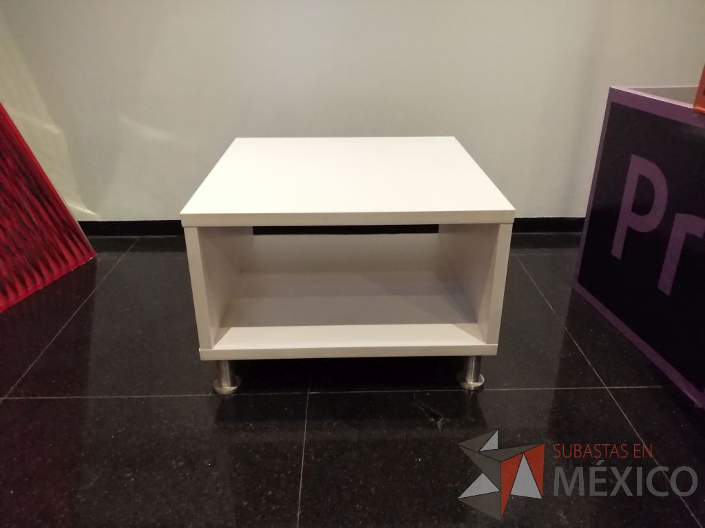 Lote 061 - Mesa de apoyo con patas metálicas - Imagen 2