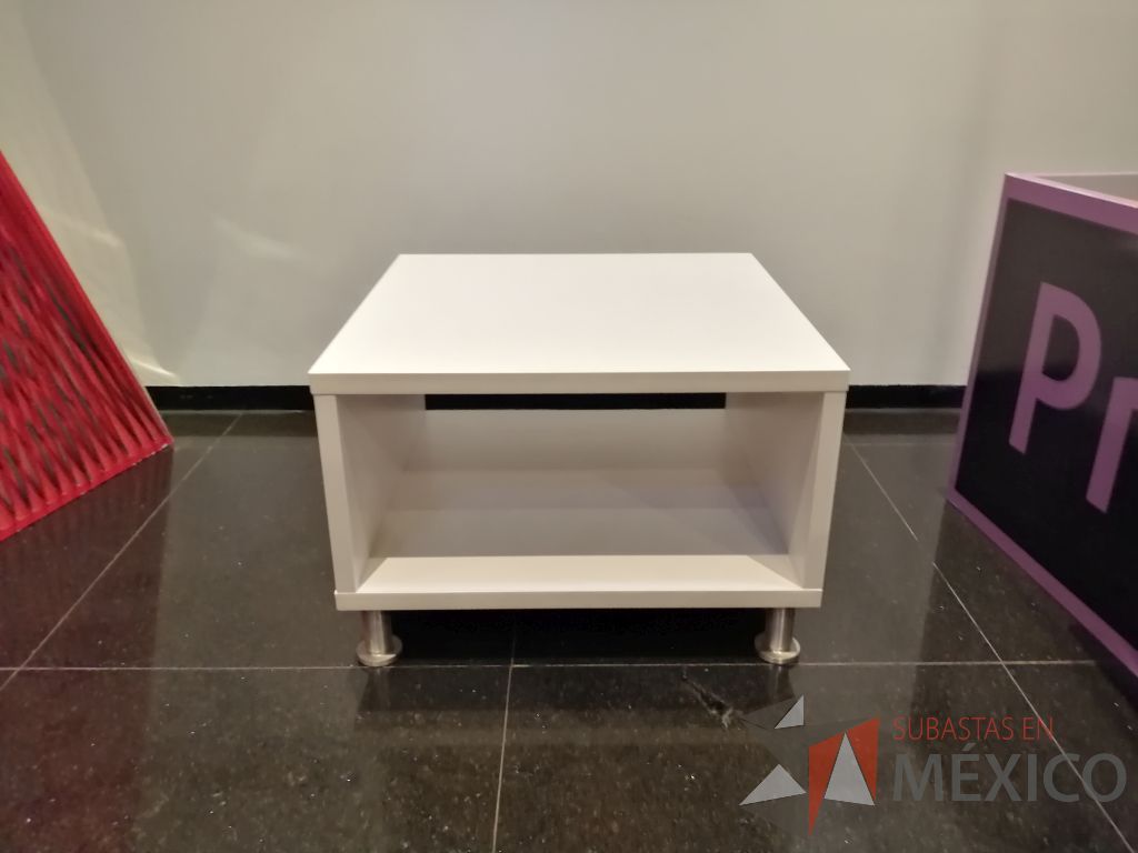 Lote 061 - Mesa de apoyo con patas metálicas - Imagen 4