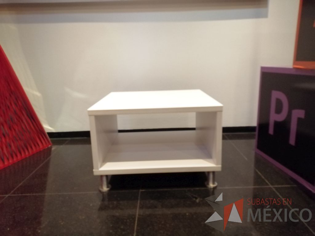 Lote 061 - Mesa de apoyo con patas metálicas - Imagen 7