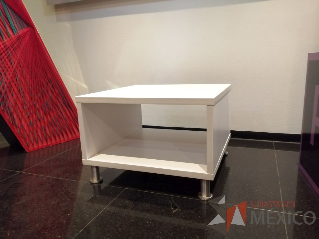 Lote 061 - Mesa de apoyo con patas metálicas
